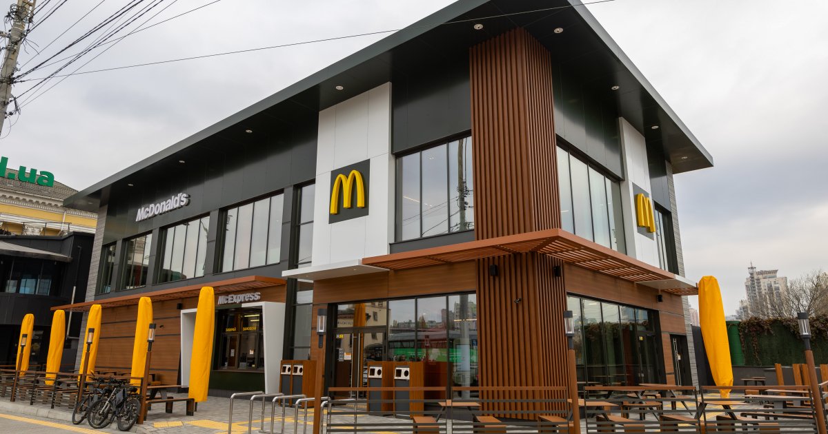 McDonald’s с пассажирским лифтом открылся на Вокзальной площади в Киеве. Фото