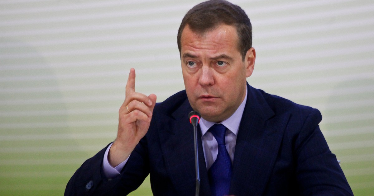 Медведев угрожает уничтожить Киев за «провокации» на параде в Москве