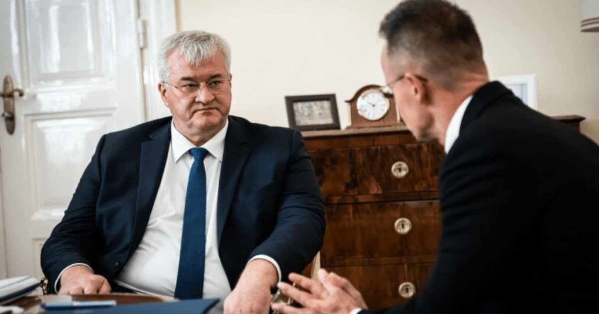 Украина высылает двух венгерских дипломатов
