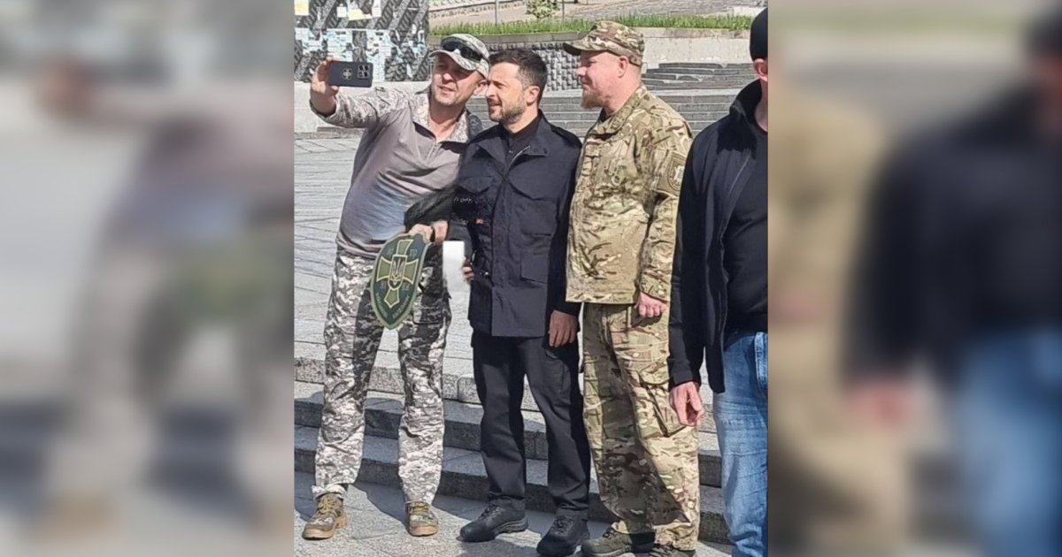 Зеленский вышел в центр Киева и фотографировался с людьми, — соцсети (видео)
