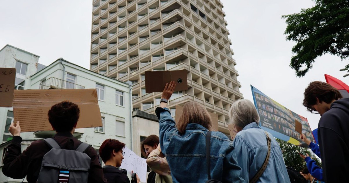 Протесты из-за НАБУ и САП — Безуглая разозлила митингующих — видео