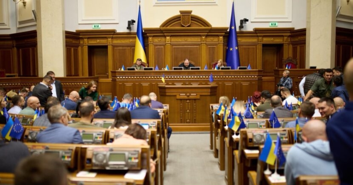 Рада приняла законопроект №12414, нардепы блокируют трибуну (видео)