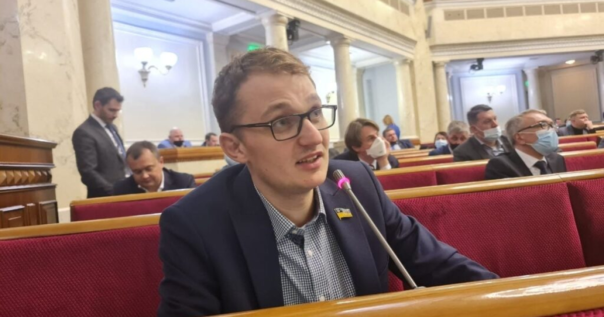 Нардеп-«слуга» играл в телефон, когда Рада увольняла Шмыгаля, — соцсети (фото, видео)