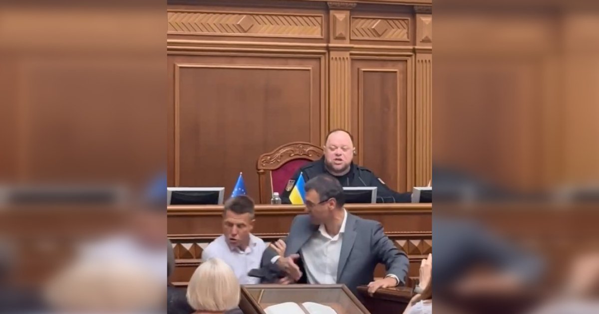 Гончаренко заблокировал трибуну в Раде — видео