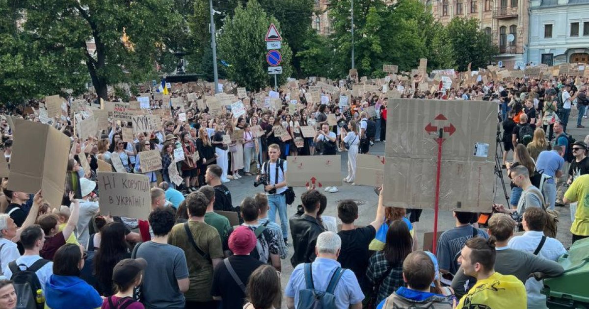 реакция Запада, протесты в Украине и последствия для евроинтеграции