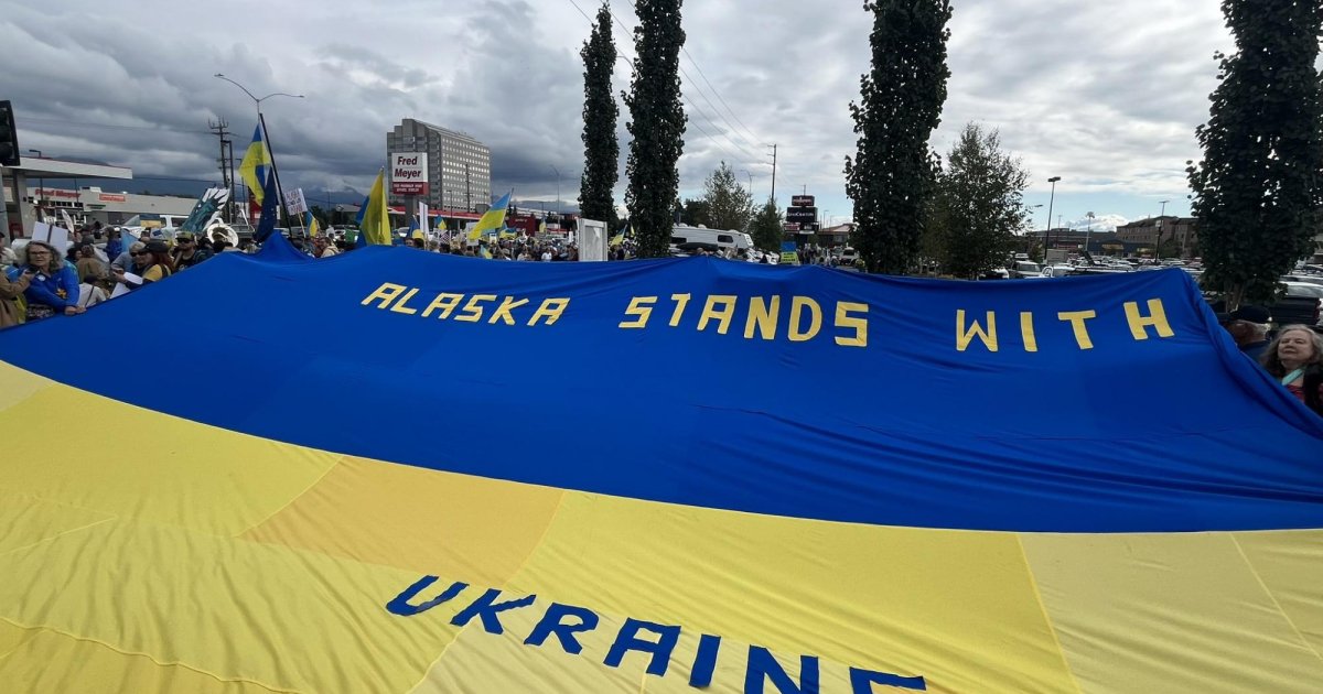 на Аляске проходит массовый митинг перед встречей Путина и Трампа (видео)