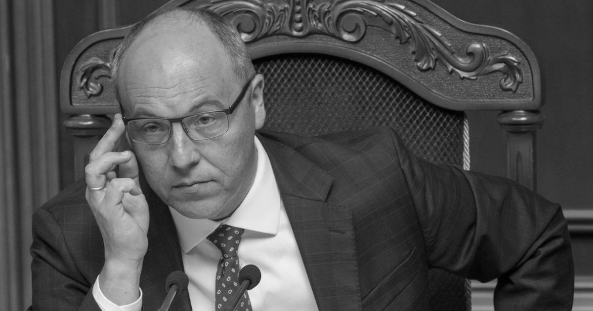 Убийство Парубия — на здании ВРУ приспустили флаг — фото