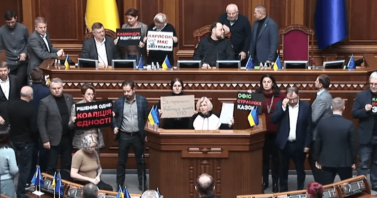 «ЕС» заблокировала трибуну в Раде перед голосованием за отставку министров