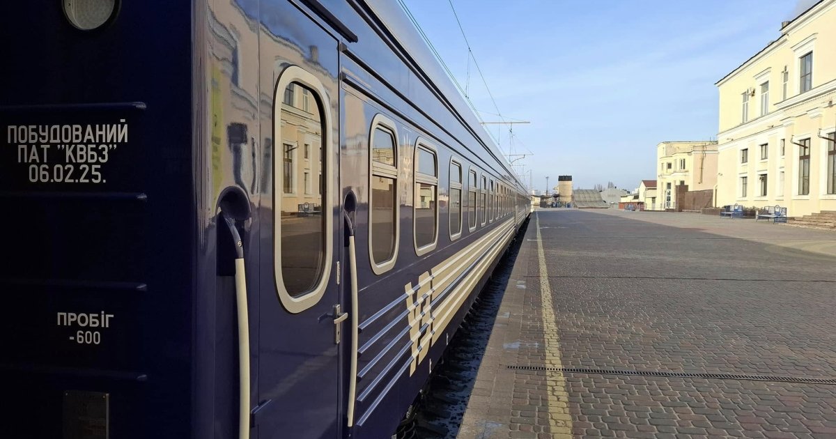 Укрзализныця меняет движение ряда поездов из-за удара дрона по локомотиву