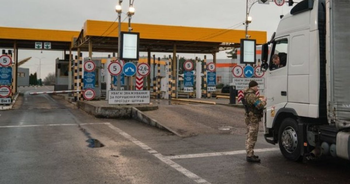 На границе с Польшей замедление оформления грузовиков и авто: причина