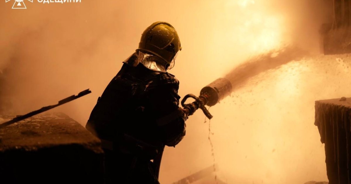 В порту Южный из-за удара РФ загорелись контейнеры с мукой и маслом.