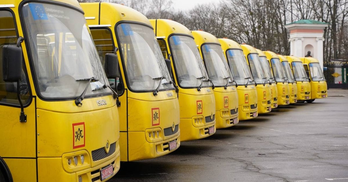 В 2025 году общины Киевщины получили 74 новых школьных автобуса