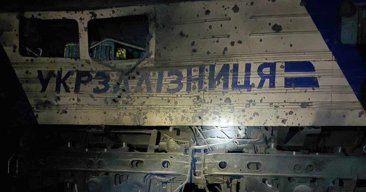 Ночная атака дронов на Днепропетровщине: ранены машинисты, движение поездов…