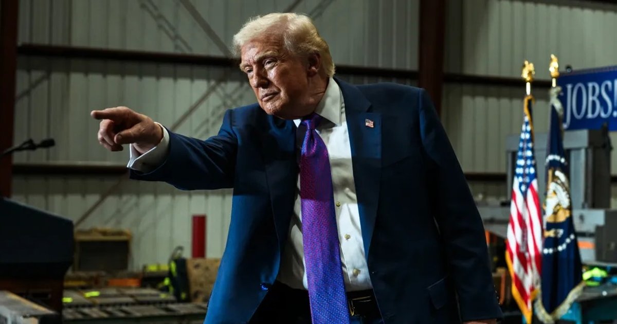 Трамп угрожал прекратить поставки оружия Украине, — FT