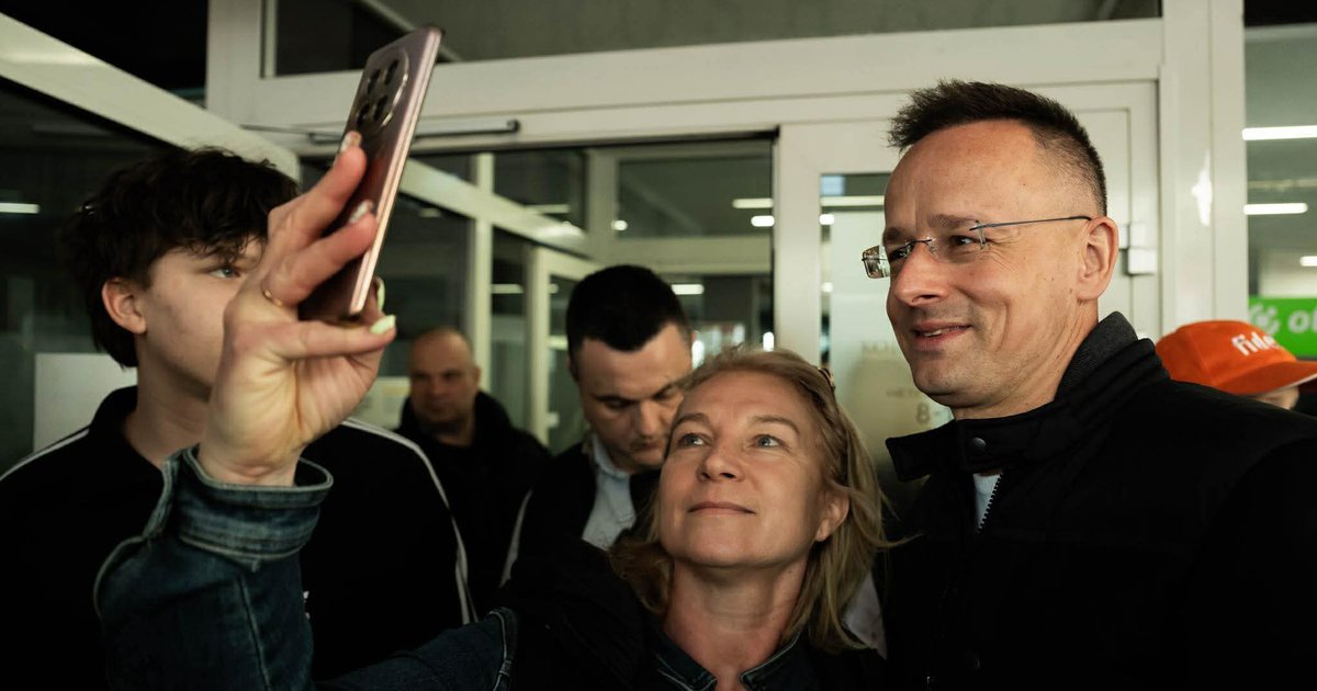 Пропавший Сийярто нашелся: «уничтожает документы» (фото)