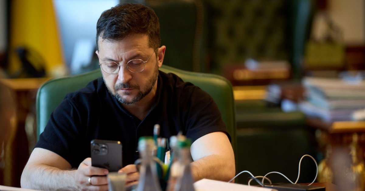 Зеленский рассказал, как часто общается с мамой