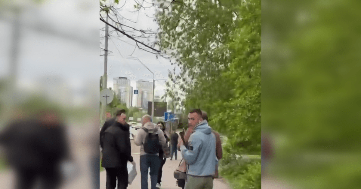 В Ермака бросили яйцом после суда — момент попал на видео