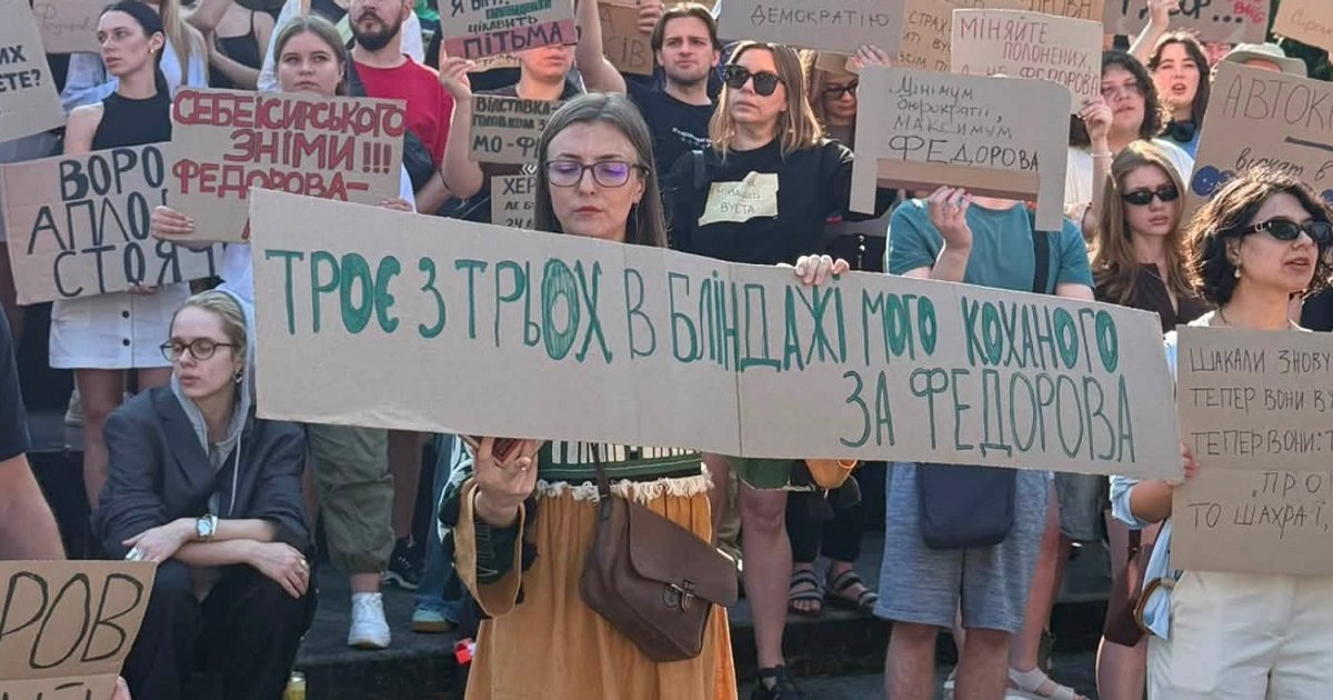 реакция людей, протесты и что говорят народные депутаты и военные