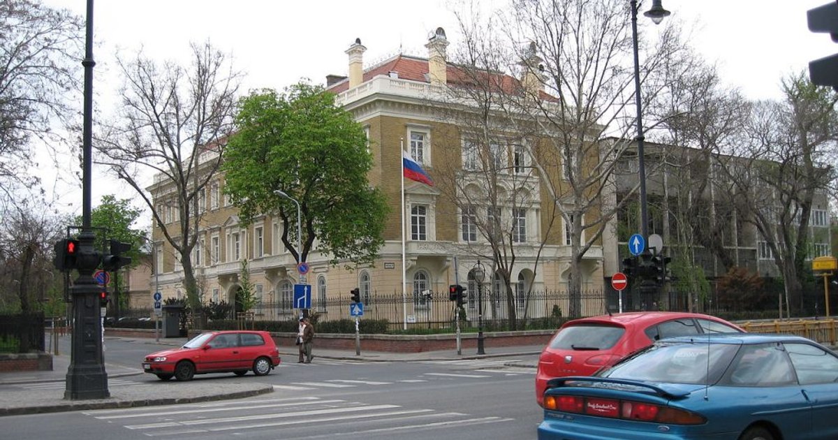 Венгрия выслала 10 российских атташе