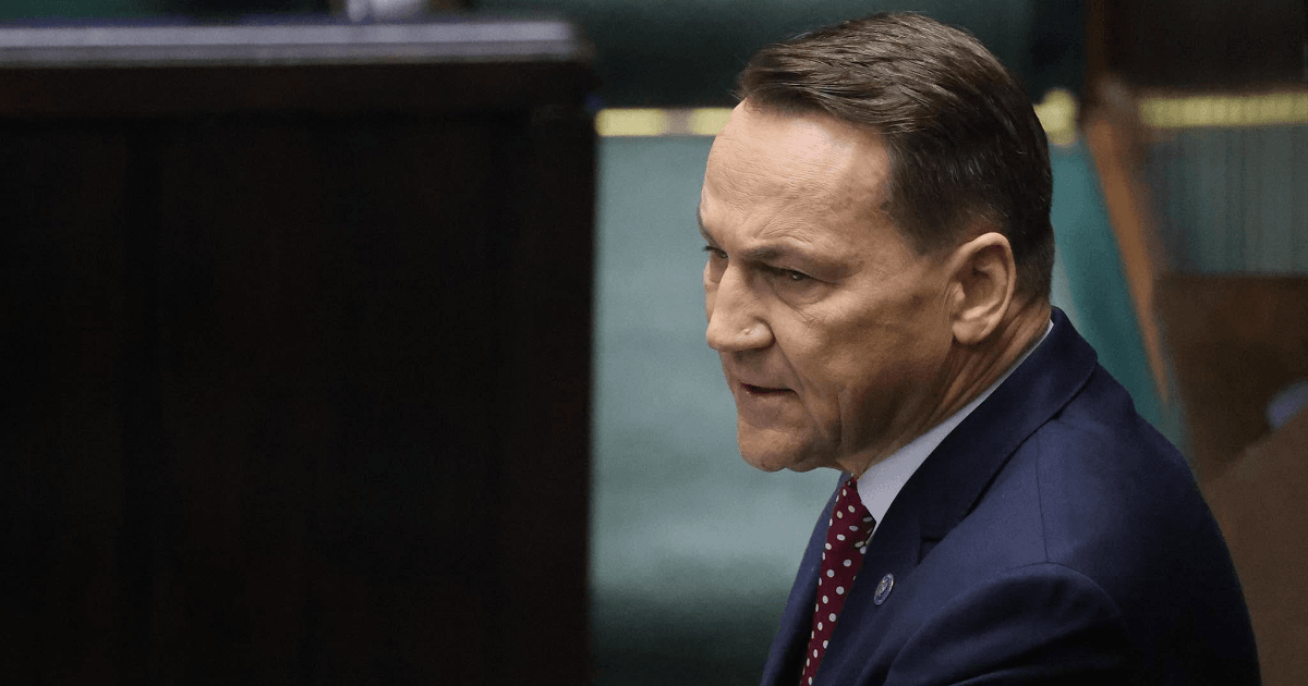Сикорский призвал ограничить движение россиян в Евросоюзе