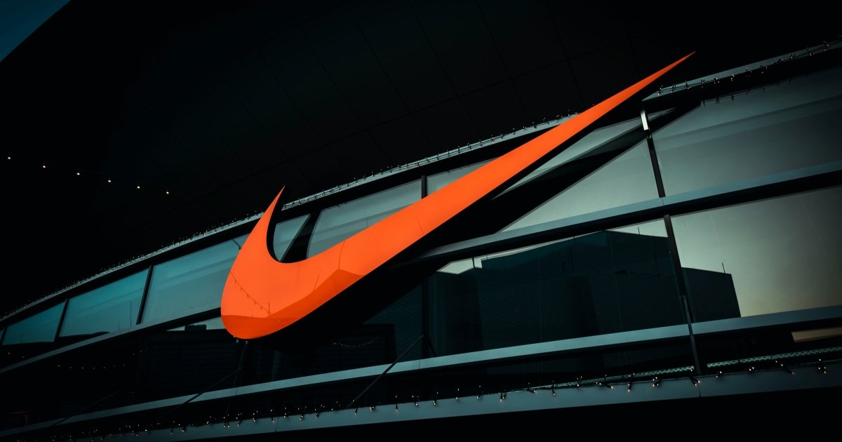 Nike увольняет работников на фоне падения доходов и акций